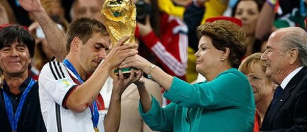 Philipp Lahm a primit trofeul Cupei Mondiale de la Joseph Blatter si Dilma Rousseff